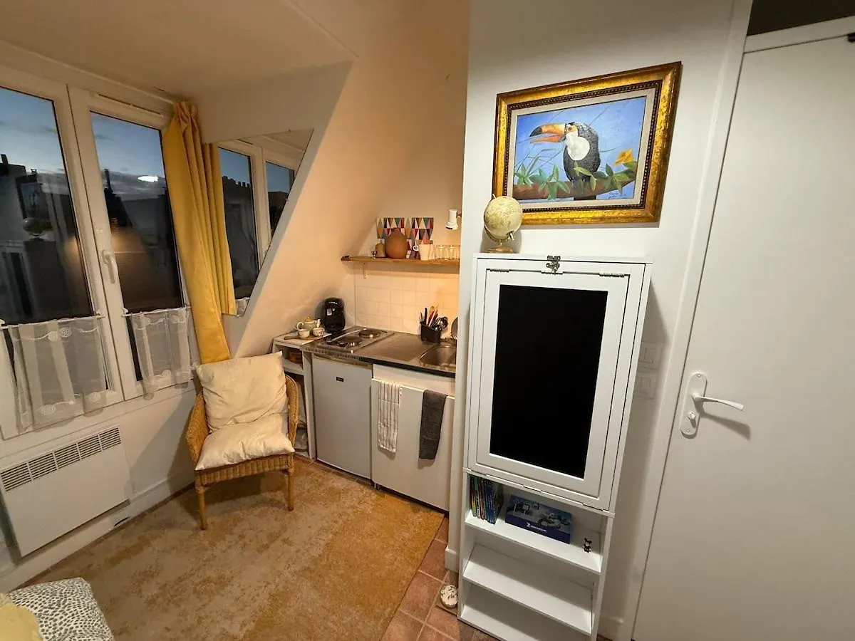 Studio With Eiffel Tower View location